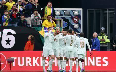 França comemora segundo gol diante do Brasil