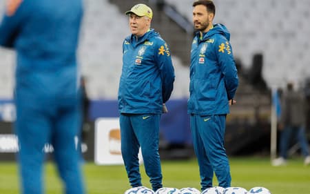Carlo e Davide Ancelotti; pai e filho estão na comissão técnica da Seleção