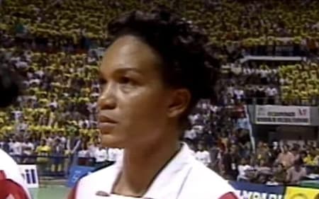 Cubanas entraram em quadra na final contra o Brasil com bobes no cabelo