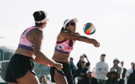 Duda e Ana Patrícia em ação na etapa de Newport Beach do Elite 16 (Foto: Volleyball World)