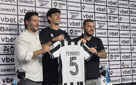 Ferraresi é apresentado no Botafogo e usará a camisa 5 (Foto: Leonardo Bessa/Lance!)