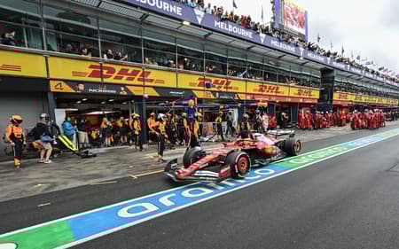Vencedor da sprint, Lewis Hamilton após pitstop da Ferrari no GP da Austrália pela F1 2025 (Foto: Tracey Nearmy / POOL / AFP)