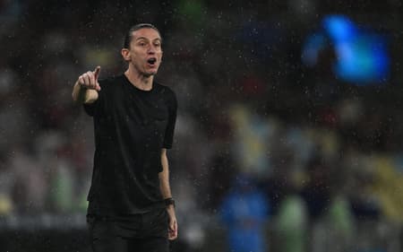 Filipe Luís em Flamengo x Lanús (Foto: MAURO PIMENTEL / AFP)