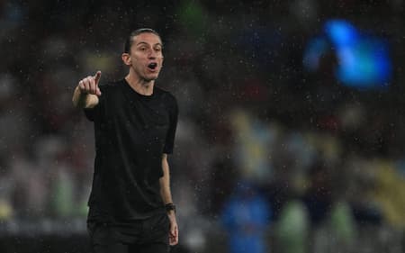 Filipe Luís em Flamengo x Lanús (Foto: MAURO PIMENTEL / AFP)