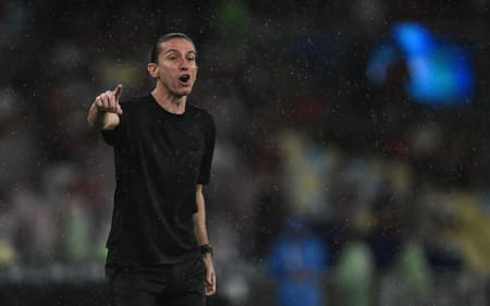 Filipe Luís em Flamengo x Lanús (Foto: MAURO PIMENTEL / AFP)