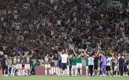 Time do Fluminense comemora a classificação para a final do Carioca com a torcida no Maracanã (Foto: Lucas Merçon/FFC)