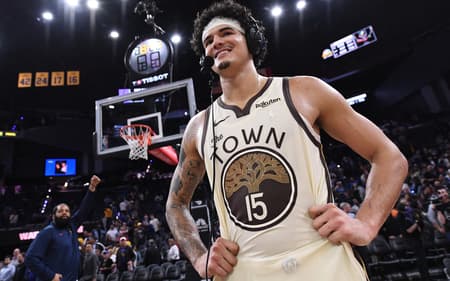 Gui Santos, do Golden State Warriors após vitória na NBA (Foto: Noah Graham / NBAE / Getty Images / Getty Images via AFP)