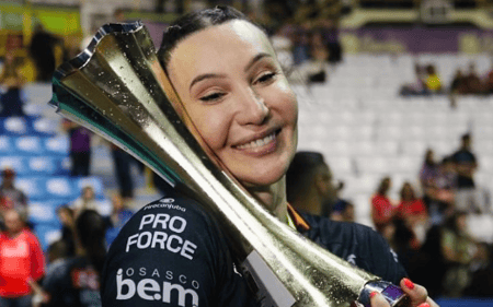Tifany com o troféu de campeã da Superliga Feminina (Reprodução)