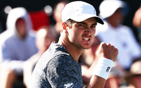 João Fonseca comemora ponto na vitória histórica sobre Khachanov em Indian Wells (Divulgação)