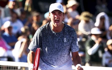 João Fonseca comemora ponto na vitória histórica sobre o russo Karen Khachanov em Indian Wells (Foto: Divulgação)