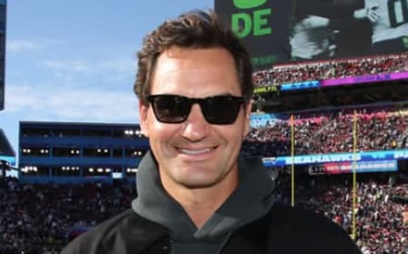 O suíço Roger Federer prestigiando o Super Bowl (Reprodução)