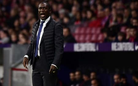 O Deportivo La Coruña do técnico Seedorf abre a zona de rebaixamento na Espanha, com 26 pontos