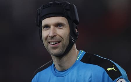 Com 35 anos, o goleiro tcheco Petr Cech é segurança à frente do gol do Arsenal