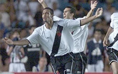 Time do Vasco campeão comemorando após o jogo. Leo Lima, Souza, Rogério Correa e Edinho; (Foto: Bruno Domingos)