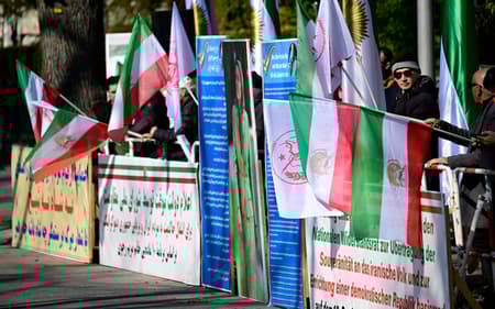 Manifestantes protestaram contra o governo do Irã em frente à embaixada em Berlim