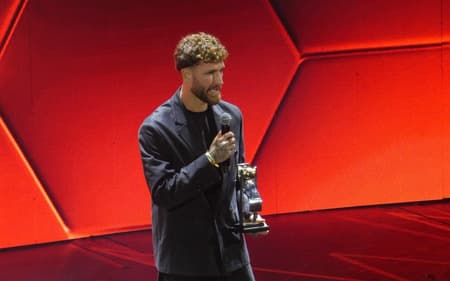 Léo Pereira, do Flamengo, durante premiação do Campeonato Carioca (Foto: Lucas Bayer/Lance!)