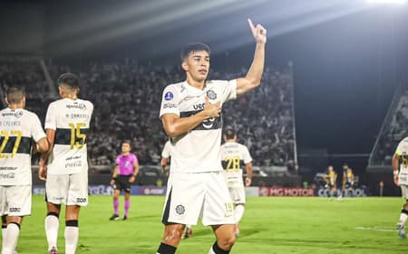 Lezcano, emprestado do Fluminense ao Olímpia, comemora seu gol na Sul-Americana (Foto: Reprodução/Olimpia)