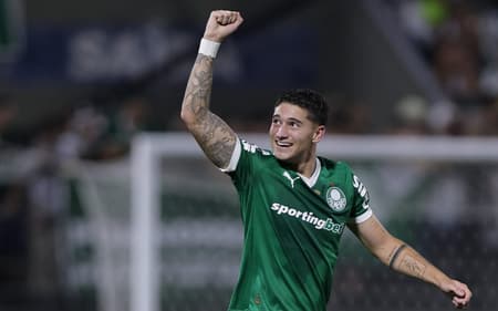 Emiliano Martinez comemora seu gol no clássico entre Palmeiras e Corinthians