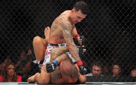 Max Holloway vem de vitória sobre Dustin Poirier no UFC 318 (Foto: Jonathan Bachman/AFP)