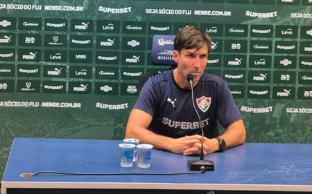 Maxi Cuberas, auxiliar de Luis Zubeldía, em coletiva de imprensa após classificação do Fluminense (Foto: Sharon Prais/Lance!)