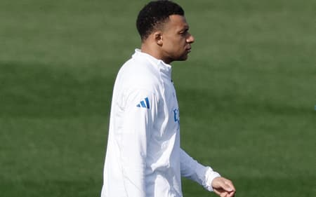 Kylian Mbappe está afastado dos gramados por causa de lesão no joelho esquerdo
