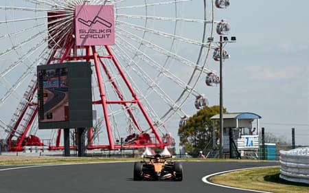 Oscar Piastri em ação no treino do GP do Japão na F1 2026 (Foto: Toshifumi KITAMURA / AFP)