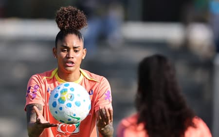 Tarciane durante treino da Seleção Brasileira. (Foto: Lívia Villas Boas/Staff Images/CBF)