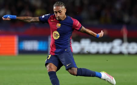 Raphinha em ação pelo Barcelona no duelo com a Inter de Milão, pela Champions (Foto: Lluis Gene / AFP)