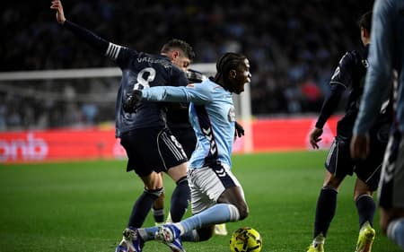 Jogadores do Real Madrid e Celta de Vigo em disputa pela bola (Foto: Miguel Riopa/AFP)
