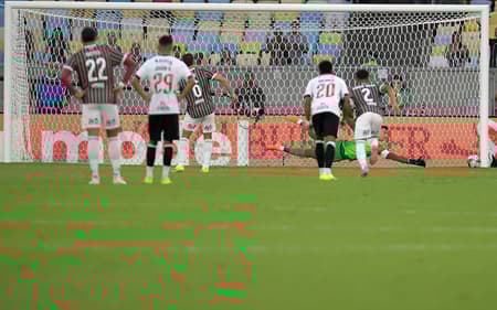 Renê perde pênalti em Fluminense x Vasco, pelo Campeonato Carioca (Foto: Dhavid Normando/Código 19/Gazeta Press)