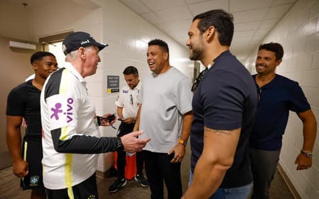 Ronaldo Fenômeno ao lado de Ancelotti em treino da Seleção (Foto: Rafael Ribeiro/CBF)