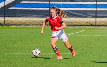 Sophie Lottermann, ex-Inter, em campo pela Benfica Residential Academy. (Foto: Kendall Deleo/Divulgação)