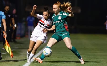 Isa, do São Paulo, e Pati Maldaner, do Palmeiras, disputam bola. (Carol Gil saiu do banco para marcar um dos gols do São Paulo contra o Palmeiras. (Foto: Rubens Chiri/Saopaulofc.net)