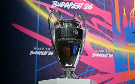 Troféu da Champions League no sorteio das oitavas de final (Foto: Harold CUNNINGHAM / AFP)