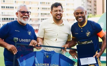 Vagner Love recebe homenagem do Retrô (Foto: Divulgação/Retrô)