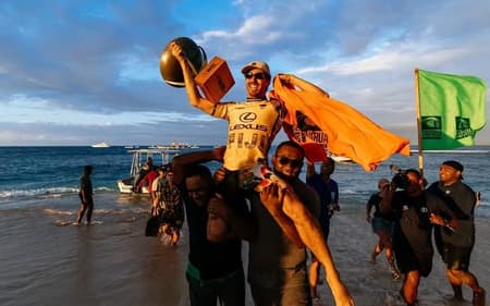 Yago Dora comemorando seu título de campeão mundial da WSL (Foto: Ed Sloane/WSL)
