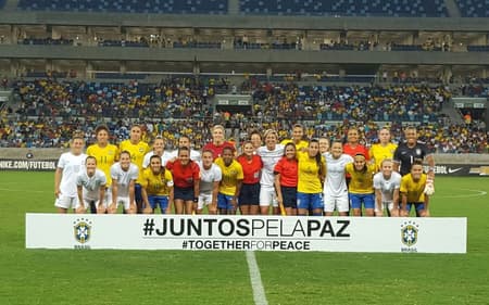 Seleção Feminina goleou a Nova Zelândia por 5 a 1, em seu primeiro jogo na Arena Pantanal, em Cuiabá, em 1º de dezembro de 2015 Créditos: Divulgação/CBF