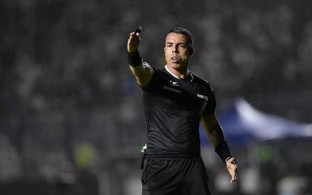 Yuri Elino foi o árbitro de Vasco x Botafogo (Foto: Thiago Ribeiro/AGIF/GazetaPress)