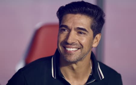 Abel Ferreira sorri em jogo do Palmeiras (Foto: Marcello Zambrana/AGIF/Folhapress)