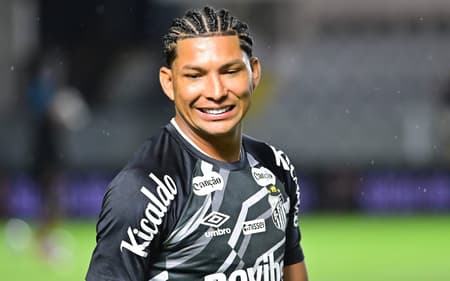 Rony durante partida do Santos na Vila Belmiro. (Foto: Jota Erre/AGIF/Folhapress)