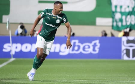 Marlon Freitas, volante do Palmeiras, comemora gol marcado