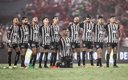 Elenco do Santos durante disputa de pênaltis contra o CRB, em 2025. (Foto: Raul Barletta/ Santos FC)