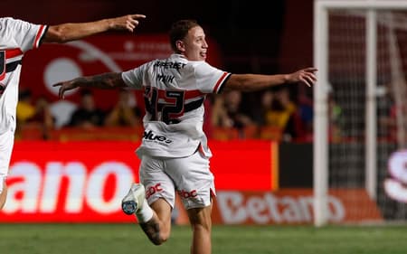 Maik lateral São Paulo