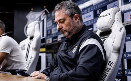 Alexandre Mattos durante coletiva de imprensa na Vila Belmiro. (Foto: Raul Baretta/ Santos FC)