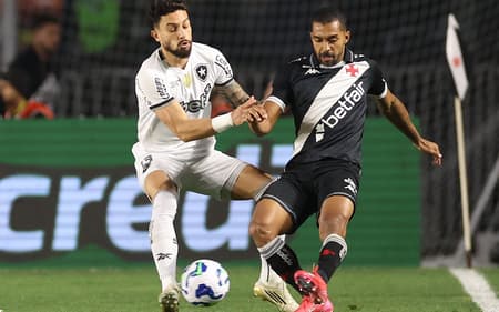 Paulo Henrique com a marcação de Alex Telles em Vasco e Botafogo (Foto: Vítor Silva/Botafogo)