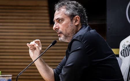 Alexandre Mattos em coletiva de imprensa na Vila Belmiro. (Foto: Raul Baretta/ Santos FC)