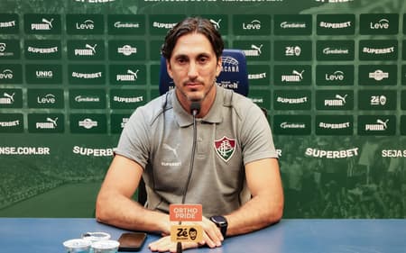 Zubeldía em entrevista coletiva (Foto: Marcelo Gonçalves/ Fluminense FC)