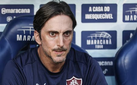 Zubeldía no banco de reservas do Fluminense (Foto: Lucas Merçon/ Fluminense FC)