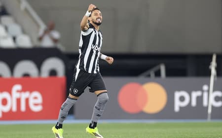 Alex Telles em ação pelo Botafogo (Foto: Vitor Silva/Botafogo)