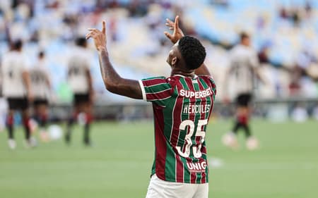 Hércules comemora gol em Fluminense x Athletico-PR (Foto: Lucas Merçon/Fluminense FC